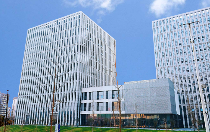 商业地产投资回报周期评估：江苏新能源置业集团的实践模型